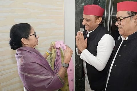 ಸಮಾಜವಾದಿ ಪಕ್ಷದ ನಾಯಕ ಅಖಿಲೇಶ್ ಯಾದವ್ ಪಶ್ಚಿಮ ಬಂಗಾಳ ಮುಖ್ಯಮಂತ್ರಿ ಮಮತಾ ಬ್ಯಾನರ್ಜಿ ಅವರೊಂದಿಗೆ