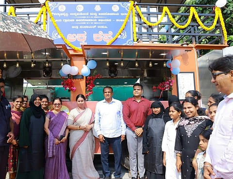 ಉಡುಪಿಯ ಮಲ್ಪೆ ಕಡಲತೀರದಲ್ಲಿ ಅಕ್ಕ ಕೆಫೆಯನ್ನು ಲಕ್ಷ್ಮೀ ಹೆಬ್ಬಾಳ್ಕರ್​ ಉದ್ಘಾಟಿಸಿದರು. ಮಂಜುನಾಥ್​ ಭಂಡಾರಿ, ಸ್ವರೂಪಾ ಟಿ.ಕೆ., ಪ್ರತೀಕ್​ ಬಾಯಲ್​, ಜೇಮ್ಸ್​ ಡಿಸಿಲ್ವಾ, ನವ್ಯಾ, ಅವಿನಾಶ್​, ಸೌಮ್ಯಾ, ನಿಧಿ ಸಂಜೀವಿನಿ ಸ್ವಸಹಾಯ ಸಂದ ಸದಸ್ಯರು ಇದ್ದರು.