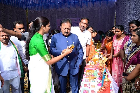   ಮಂಡ್ಯ ನಗರದ ಸರ್‌ಎಂವಿ ಜಿಲ್ಲಾ ಕ್ರೀಡಾಂಗಣದಲ್ಲಿ ತೆರೆಯಲಾಗಿದ್ದ ಮಳಿಗೆಯಲ್ಲಿ ಉತ್ಪನ್ನಗಳನ್ನು ಜಿಲ್ಲಾ ಉಸ್ತುವಾರಿ ಸಚಿವ ಎನ್.ಚಲುವರಾಯಸ್ವಾಮಿ ವೀಕ್ಷಿಸಿದರು.