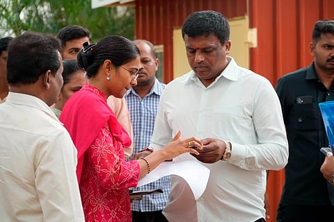 ಮಂಡ್ಯ ನಗರದ ಜಿಪಂ ಕಚೇರಿ ಸಮೀಪ ಅಕ್ಕ ಕೆಫೆ ನಿರ್ಮಾಣಕ್ಕೆ ಸಂಬಂಧಿಸಿದಂತೆ ಶಾಸಕ ಪಿ.ರವಿಕುಮಾರ್ ಗಣಿಗ ಮಾಹಿತಿ ಪಡೆದರು. 
