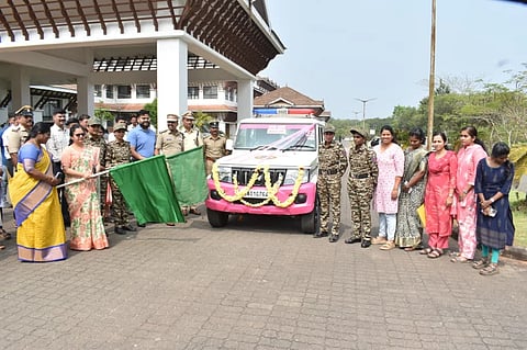 ಉಡುಪಿಯ ಜಿಲ್ಲಾಧಿಕಾರಿ ಕಚೇರಿಯ ಹೊರಾಂಗಣದಲ್ಲಿ 'ಅಕ್ಕ ಪಡೆ'ಯ ಕಾರ್ಯಾಚರಣಾ ವಾಹನಕ್ಕೆ ಸ್ವರೂಪಾ ಟಿ.ಕೆ. ಚಾಲನೆ ನೀಡಿದರು. ಹರಿರಾಂ ಶಂಕರ್​, ಪ್ರತೀಕ್​ ಬಾಯಲ್​, ಅನುರಾಧಾ ಹಾದಿಮನಿ, ನಾಗರತ್ನಾ ನಾಯಕ್​ ಹಾಗೂ ಇಲಾಖಾ ಸಿಬ್ಬಂದಿ ಇದ್ದರು.