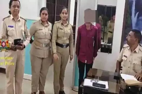 ಯುವತಿ ಜತೆ ಅನುಚಿತವಾಗಿ ವರ್ತಿಸುತ್ತಿದ್ದ ಯುವಕನನ್ನು ವಶಕ್ಕೆ ಪಡೆದ ಅಕ್ಕ ಪಡೆ.