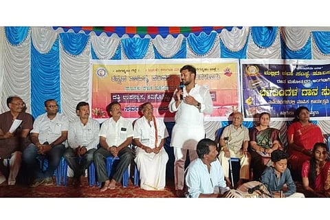 ಹೂವಿನಹಡಗಲಿ ತಿಪ್ಪಾಪುರ ರಸ್ತೆಯ ಸಾಮಿಯಾನದಲ್ಲಿ ಕಸಾಪ ತಾಲೂಕು ಘಟಕದಿಂದ ಆಯೋಜಿಸಿದ್ದ ಕಾವ್ಯಪೂರ್ಣಿಮ, ಬೆಳದಿಂಗಳ ಕವಿಗೋಷ್ಠಿ, ದತ್ತಿ ಉಪನ್ಯಾಸ ಕಾರ್ಯಕ್ರಮದಲ್ಲಿ ಶಾಸಕ ಕೃಷ್ಣನಾಯ್ಕ ಮಾತನಾಡಿದರು. ಸಹಾಯಕ ಪ್ರಾಧ್ಯಾಪಕಿ ಡಾ.ಶೈಲಜಾ ಪವಾಡಶೆಟ್ಟರ್, ಕಸಾಪ ತಾಲೂಕು ಅಧ್ಯಕ್ಷ ಟಿ.ಪಿ.ವೀರೇಂದ್ರ, ಹಿರಿಯ ವಕೀಲ ಹಣ್ಣಿ ಕೈಲಾಸನಾಥ ಇತರರಿದ್ದರು.