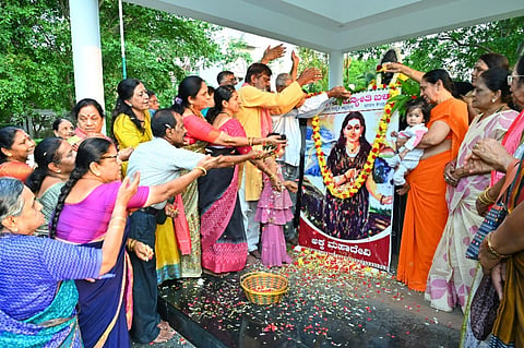 ವಚನಜ್ಯೋತಿ ಬಳಗದ ವತಿಯಿಂದ ಅಕ್ಕಮಹಾದೇವಿ ಭಾವಚಿತ್ರಕ್ಕೆ ಪುಷ್ಪನಮನ ಸಲ್ಲಿಸಲಾಯಿತು. ಬಳಗದ ಅಧ್ಯಕ್ಷ ಪಿನಾಕಪಾಣಿ ಮತ್ತಿತರರಿದ್ದರು. 