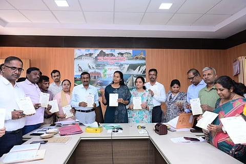 ಅಕ್ಕನ ಬುತ್ತಿ ಪ್ರಚಾರಕ್ಕೆ ಮಂಡ್ಯದಲ್ಲಿ ಜಿಪಂ ಸಿಇಒ ಕೆ.ಆರ್.ನಂದಿನಿ ಚಾಲನೆ ನೀಡಿದರು. 