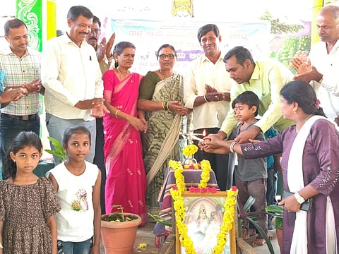 ಮಂಡ್ಯ ತಾಲೂಕು ದುದ್ದ ಗ್ರಾಮದಲ್ಲಿ ಆಯೋಜಿಸಿದ್ದ ಗ್ರಾಮೀಣ ಮಕ್ಕಳ ಬೇಸಿಗೆ ಶಿಬಿರವನ್ನು ಗ್ರಾಮ ಪಂಚಾಯಿತಿ ಮಾಜಿ ಅಧ್ಯಕ್ಷ ಡಿ.ಎಂ.ರಾಮಚಂದ್ರ ಉದ್ಘಾಟಿಸಿದರು. 