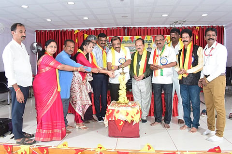 ಮಂಡ್ಯ ನಗರದ ಕೆವಿಎಸ್ ಭವನದಲ್ಲಿ ಆಯೋಜಿಸಿದ್ದ ಕನ್ನಡ ಅಕ್ಷರ ಜಾತ್ರೆಯನ್ನು ಮೈಸೂರು ವಿವಿ ಸಿಂಡಿಕೇಟ್ ಮಾಜಿ ಸದಸ್ಯ ಡಾ.ಈ.ಸಿ.ನಿಂಗರಾಜ್‌ಗೌಡ ಉದ್ಘಾಟಿಸಿದರು. 