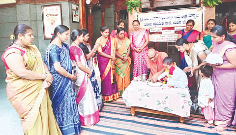 ಉಪ್ಪಿನಬೆಟಗೇರಿ ಗ್ರಾಮದ ಜಗದ್ಗುರು ಮೂರುಸಾವಿರ ವಿರಕ್ತಮಠದಲ್ಲಿ ಸೋಮವಾರ ಕುಮಾರ ವಿರೂಪಾಕ್ಷ ಸ್ವಾಮೀಜಿಗಳು ಮಕ್ಕಳಿಗೆ ಅಕ್ಷರಾಭ್ಯಾಸ ಮಾಡಿಸಿದರು. ಎಸ್.ಕೆ. ಕೊಡಿ, ಎನ್.ಸಿ. ಬೆಣ್ಣಿ, ಕಲಾವತಿ ಸಿದ್ದಾಪೂರ, ರೂಪಾ ಮಡಿವಾಳರ, ದೀಪಾ ವಾಲಿ ಇತರರಿದ್ದರು.