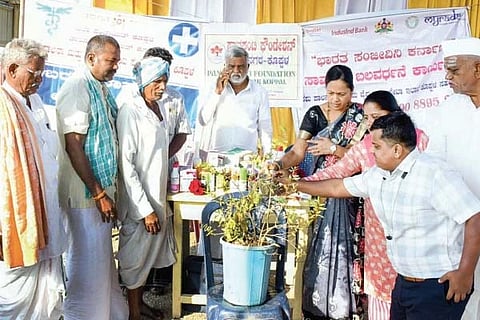 ಹಂದ್ರಾಳ ಗ್ರಾಮದಲ್ಲಿ ನಡೆದ ರಾಸುಗಳ ಆರೋಗ್ಯ ಶಿಬಿರವನ್ನು ಪಾನಘಂಟಿ ಫೌಂಡೇಷನ್ ಮುಖ್ಯಸ್ಥೆ ಶಾರದಾ ರಾಘವೇಂದ್ರ ಪಾನಘಂಟಿ ಉದ್ಘಾಟಿಸಿದರು. ಪಶು ವೈದ್ಯಾಧಿಕಾರಿ ಕಳಕಪ್ಪ ಹೂಗಾರ, ಪಶು ಇಲಾಖೆಯ ಸಹಾಯಕ ನಿರ್ದೇಶಕ ವಿನೋದ ದಿವಟರ, ಮಹಿಳಾ ಧ್ವನಿ ಸಂಸ್ಥೆಯ ಪ್ರಿಯದರ್ಶಿನಿ ಮುಂಡರಗಿಮಠ ಇತರರಿದ್ದರು.