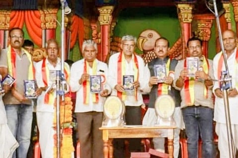 ಮೈನಳ್ಳಿಯಲ್ಲಿ ಶ್ರೀ ಗುರುಬಸವರಾಜೇಶ್ವರ ನಾಟ್ಯ ಸಂಘದ ನಾಟಕ ಪ್ರದರ್ಶನದಲ್ಲಿ ನಾಟಕ ಪುಸ್ತಕ ಬಿಡುಗಡೆಗೊಳಿಸಲಾಯಿತು. ಪ್ರಮುಖರಾದ ಮಹಾಂತೇಶಗೌಡ, ಶ್ರೀಧರ, ಡಾ.ಷಣ್ಮುಖಯ್ಯ, ಮಲ್ಲಿಕಾರ್ಜನ ಹಳ್ಳಿ, ಜಗದೀಶ ಬಾಸಿಂಗದಾರ, ಗುರುರಾಜ ಮೂಲಿಮನಿ, ತಿಪ್ಪಣ್ಣ ಹೂಗಾರ ಇತರರಿದ್ದರು.