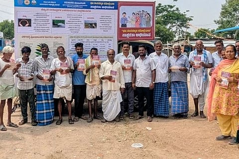 ಅಳವಂಡಿ ಗ್ರಾಮದಲ್ಲಿ ಭೂ ಸಂಪನ್ಮೂಲ ಸಮೀಕ್ಷೆಯ ಸಾಕ್ಷರತಾ ಅಭಿಯಾನ ಜಾಗೃತಿ ಕಾರ್ಯಕ್ರಮ ಹಮ್ಮಿಕೊಳ್ಳಲಾಗಿತ್ತು. ರಿವಾರ್ಡ್ ಜಿಲ್ಲಾ ತರಬೇತಿ ಸಂಯೋಜಕಿ ಉಮಾದೇವಿ, ಎಲ್ಆರ್‌ಐ ವ್ಯವಸ್ಥಾಪಕಿ ರಾಜೇಶ್ವರಿ, ಟೀಮ್ ಲೀಡರ್ ಗವಿಸಿದ್ದಪ್ಪ, ಸಹಾಯಕ ಬಸನಗೌಡ ಇತರರಿದ್ದರು.