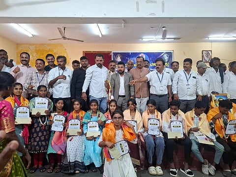 ಅಲೆಮಾರಿ ಸುಡುಗಾಡುಸಿದ್ದ ಮಹಾಸಭಾ ಆಯೋಜಿಸಿದ್ದ ಕಾರ್ಯಕ್ರಮದಲ್ಲಿ ಸಮುದಾಯದ ಪ್ರತಿಭಾವಂತ ವಿದ್ಯಾರ್ಥಿಗಳು ಮತ್ತು ಸಮಾಜದ ಮುಖಂಡರನ್ನು ಸನ್ಮಾನಿಸಲಾಯಿತು. ಕಾರ್ಯಕ್ರಮದಲ್ಲಿ ಡಾ.ಸಿ.ಎಸ್.ದ್ವಾರಕಾನಾಥ್, ಬಿ.ಎಲ್.ಹನುಮಂತಪ್ಪ, ಹುಸೇನಪ್ಪ ಮತ್ತಿತರರು ಉಪಸ್ಥಿತರಿದ್ದರು. 