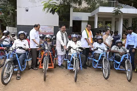 ಹುಬ್ಬಳ್ಳಿಯಲ್ಲಿ ಭಾನುವಾರ (Alimco) ಧಾರವಾಡ ಲೋಕಸಭಾ ಕ್ಷೇತ್ರ ವ್ಯಾಪ್ತಿಯ ಅಂಗವಿಕಲರಿಗೆ ಬ್ಯಾಟರಿ ಚಾಲಿತ ತ್ರಿಚಕ್ರ ವಾಹನಗಳು ಹಾಗೂ ಸಲಕರಣೆಗಳನ್ನು ವಿತರಿಸಲಾಯಿತು. ಮಾ. ನಾಗರಾಜ, ಮಹೇಶ ಟೆಂಗಿನಕಾಯಿ, ಲಿಂಗರಾಜ ಪಾಟೀಲ, ದುರ್ಗಮ್ಮ ಬಿಜವಾಡ ಇದ್ದರು.