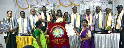 ಮಂಡ್ಯದ ಶ್ರೀರಾಮನಗರದ ಎಂ.ಆರ್ ಸಭಾಂಗಣದಲ್ಲಿ ದ್ವಾರಕಾ ಅಲಯನ್ಸ್ ಸಂಸ್ಥೆ ಪದಾಧಿಕಾರಿಗಳ ಪದಗ್ರಹಣ ಸಮಾರಂಭ ಆಯೋಜಿಸಲಾಗಿತ್ತು.