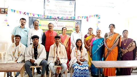  ಮಂಡ್ಯ ತಾಲೂಕಿನ ವಿ.ಸಿ ಫಾರಂನ ಸರ್ಕಾರಿ ಪದವಿ ಪೂರ್ವ ಕಾಲೇಜಿನಲ್ಲಿ ಆಯೋಜಿಸಿದ್ದ ಸಮಾರಂಭದಲ್ಲಿ ಪ್ರತಿಭಾವಂತ ವಿದ್ಯಾರ್ಥಿಗಳನ್ನು ಸನ್ಮಾನಿಸಲಾಯಿತು.  
