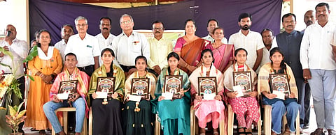 ಮಂಡ್ಯ ತಾಲೂಕು ದುದ್ದ ಗ್ರಾಮದಲ್ಲಿ ಆಯೋಜಿಸಿದ್ದ ಕಾರ್ಯಕ್ರಮದಲ್ಲಿ ವಿದ್ಯಾರ್ಥಿಗಳಿಗೆ ಪ್ರತಿಭಾ ಪುರಸ್ಕಾರ ಮಾಡಲಾಯಿತು. 