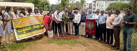 ಮಂಡ್ಯ ನಗರದ ಸರ್ಕಾರಿ ಬಾಲಕಿಯರ ಸರ್ಕಾರಿ ಪದವಿ ಪೂರ್ವ ಕಾಲೇಜು(ಕಲ್ಲುಕಟ್ಟಡ) ಆವರಣದಲ್ಲಿ ಮಲ್ಟಿಪಲ್ ಕೌನ್ಸಿಲ್ ಅಧ್ಯಕ್ಷ ಕೆ.ಟಿ.ಹನುಮಂತು ಉದ್ಘಾಟಿಸಿದರು.