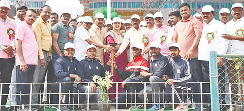 ಕಲಬುರಗಿ ಚಂದ್ರಶೇಖರ ಪಾಟೀಲ್​ ಕ್ರೀಡಾಂಗಣದಲ್ಲಿ ಮಂಗಳವಾರ ಆಯೋಜಿಸಿದ್ದ ರಾಜ್ಯ ಸರ್ಕಾರಿ ನೌಕರರ ಸಂದ ಜಿಲ್ಲಾಮಟ್ಟದ ಕ್ರೀಡಾಕೂಟಕ್ಕೆ ಶಾಸಕ ಅಲ್ಲಮಪ್ರಭು ಪಾಟೀಲ್​ ಚಾಲನೆ ನೀಡಿದರು. ಶಶೀಲ್​ ನಮೋಶಿ, ಬಿ.ಫೌಜಿಯಾ ತರನ್ನುಮ್​, ಬಸವರಾಜ ಬಳೂಂಡಗಿ, ಮಹೇಶ ಹೂಗಾರ,  ಲಕ್ಷ$್ಮಣ ಶೃಂಗೇರಿ, ಡಾ.ಅಂಬಾರಾಯ ರುದ್ರವಾಡಿ, ಡಾ.ಶರಣಬಸಪ್ಪ ಕ್ಯಾತನಾಳ, ಡಾ.ಸಿದ್ದು ಪಾಟೀಲ್​, ಸಂಗಮೇಶ್ವರ, ಆಶಾ ಹೆಗಡೆ ಇತರರಿದ್ದರು.