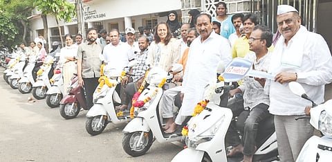 ಕಲಬುರಗಿ ಡಿಸಿ ಕಚೇರಿ ಆವರಣದಲ್ಲಿರುವ ದಕ್ಷಿಣ ಮತಕ್ಷೇತ್ರದ ಕಚೇರಿ ಎದುರು ಶಾಸಕ ಅಲ್ಲಮಪ್ರಭು ಪಾಟೀಲ್​ ವಿಕಲಾಂಗರಿಗೆ ಗುರುವಾರ ತ್ರಿಚಕ್ರವಾಹನ ವಿತರಿಸಿದರು. ಲಾಲ್​ ಅಹ್ಮದ್​ ಬಾಂಬೆ ಶೇಠ್​ ಇತರರಿದ್ದರು.