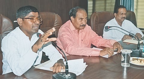 ಕಲಬುರಗಿ ತಾಲೂಕು ಪಂಚಾಯಿತಿ ಕಚೇರಿಯಲ್ಲಿ ಶಾಸಕ ಅಲ್ಲಮಪ್ರಭು ಪಾಟೀಲ್​ ಅಧ್ಯಕ್ಷತೆಯಲ್ಲಿ ಗುರುವಾರ ಪ್ರಗತಿ ಪರಿಶೀಲನಾ ಸಭೆ ನಡೆಯಿತು. ಮಾನಪ್ಪ ಕಟ್ಟಿಮನಿ, ಶೈಲೇಂದ್ರಸಿಂಗ್​ ಇದ್ದರು.
