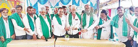ಅಲಂಬೂರ್ ಮುಂಟಿ ಗ್ರಾಮದಲ್ಲಿ ರೈತ ಸಂಘದ ಗ್ರಾಮ ಘಟಕವನ್ನು ರಾಜ್ಯ ರೈತ ಸಂಘದ ಕಾರ್ಯಾಧ್ಯಕ್ಷ ಟಿ.ಅರ್.ವಿದ್ಯಾಸಾಗರ್ ಉದ್ಘಾಟಿಸಿದರು. ಸಿಂಧುವಳ್ಳಿ ಸತೀಶ್, ಶಂಕರ್ ನಾಯಕ್ ಇತರರು ಇದ್ದರು. 
