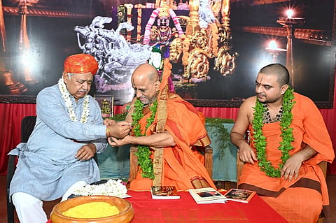 ಉಡುಪಿ ಪುತ್ತಿಗೆ ಮೂಲ ಮಠಕ್ಕೆ ಭೇಟಿ ನೀಡಿದ ಅಲೋಕ್​ ಕುಮಾರ್​ ಅವರು ಸುಗುಣೇಂದ್ರ ಶ್ರೀಗಳಿಂದ ಗೀತಾ ಲೇಖನದ ದೀಕ್ಷೆ ಸ್ವೀಕರಿಸಿದರು. ಸುಶ್ರೀಂದ್ರ ಶ್ರೀ ಇದ್ದರು.