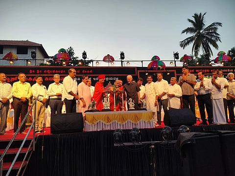 ಉಡುಪಿಯಲ್ಲಿ ಆಯೋಜಿಸಿದ್ದ ಆಳ್ವಾಸ್​ ನುಡಿಸಿರಿ ವಿರಾಸತ್​ ಕಾರ್ಯಕ್ರಮವನ್ನು ಸುಗುಣೇಂದ್ರ ಶ್ರೀ ಉದ್ಘಾಟಿಸಿದರು. ಸುಶ್ರೀಂದ್ರ ಶ್ರೀ, ಚಾರುಕೀರ್ತಿ ಭಟ್ಟಾರಕ ಶ್ರೀ, ವಿಲಿಯಂ ಎಫ್​. ವೆಂಡ್ಲೆ, ಯಶ್​ಪಾಲ್​ ಸುವರ್ಣ, ಬಿ.ಜಯಕರ್​ ಶೆಟ್ಟಿ ಇಂದ್ರಾಳಿ ಇತರರಿದ್ದರು.