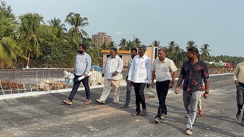ಉಡುಪಿಯ ಅಂಬಲಪಾಡಿಯಲ್ಲಿ ಮೇಲ್ಸೇತುವೆ ಕಾಮಗಾರಿನ್ನು ಕೋಟ ಶ್ರೀನಿವಾಸ ಪೂಜಾರಿ ಪರಿಶೀಲಿಸಿದರು. ಇಂಜಿನಿಯರ್​ ನವೀನ್​ ಇತರರಿದ್ದರು.