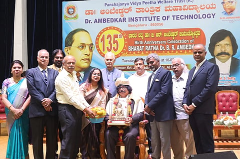 ಮಲ್ಲತ್ತಹಳ್ಳಿಯ ಎ.ಐ.ಟಿ. ಕಾಲೇಜಿನಲ್ಲಿ ಆಯೋಜಿಸಲಾಗಿದ್ದ ಅಂಬೇಡ್ಕರ್ ಜಯಂತಿ ಕಾರ್ಯಕ್ರಮದಲ್ಲಿ ನ್ಯಾಯಮೂರ್ತಿ ಗೋಪಾಲ್ ಎಸ್.ಶೆಟ್ಟಿ ಅವರನ್ನು ಸನ್ಮಾನಿಸಲಾಯಿತು. ವಕೀಲೆ ಸಹನಾ ಗೋಪಾಲ್, ಡಾ.ಎಂ.ಮಹದೇವ್ ಮತ್ತಿತರರು ಉಪಸ್ಥಿತರಿದ್ದರು. 
