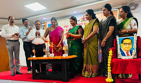 ಉಡುಪಿಯ ಜಿ.ಶಂಕರ್​ ಸರ್ಕಾರಿ ಕಾಲೇಜಿನಲ್ಲಿ ಆಯೋಜಿಸಿದ್ದ 'ಡಾ. ಬಿ.ಆರ್​. ಅಂಬೇಡ್ಕರ್​ ಓದು' ಕಾರ್ಯಕ್ರಮವನ್ನು ನಿರ್ಮಲಾ ಮಠಪತಿ ಉದ್ಘಾಟಿಸಿದರು. ಡಾ. ಪ್ರಸಾದ್​ ರಾವ್​, ಪೂರ್ಣಿಮಾ, ಡಾ.ನಿಕೇತನಾ, ಸಿದ್ದಲಿಂಗಯ್ಯ, ಪ್ರೊ. ಶ್ರೀಮತಿ ಅಡಿಗ, ಡಾ. ರಾಜೇಂದ್ರ ಕೆ., ಮಂಜುನಾಥ್​ ಇದ್ದರು.