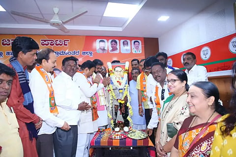 ಹುಬ್ಬಳ್ಳಿಯ ಬಿಜೆಪಿ ಕಚೇರಿಯಲ್ಲಿ ಆಯೋಜಿಸಿದ್ದ ಡಾ. ಬಿ.ಆರ್. ಅಂಬೇಡ್ಕರ (Ambedkar) ಅವರ ಮಹಾಪರಿನಿರ್ವಾಣ ದಿನಾಚರಣೆಯಲ್ಲಿ ಡಾ. ಅಂಬೇಡ್ಕರ ಅವರ ಭಾವಚಿತ್ರಕ್ಕೆ ನಮನ ಸಲ್ಲಿಸಿದ ವಿಧಾನ ಪರಿಷತ್ ಪ್ರತಿಪಕ್ಷ ನಾಯಕ ಚಲುವಾದಿ ನಾರಾಯಣಸ್ವಾಮಿ, ಶಾಸಕ ಮಹೇಶ ಟೆಂಗಿನಕಾಯಿ, ಅಶೋಕ ಕಾಟವೆ, ಲಿಂಗರಾಜ ಪಾಟೀಲ, ಡಾ. ಕ್ರಾಂತಿ ಕಿರಣ, ರೂಪಾ ಶೆಟ್ಟಿ, ಇನ್ನಿತರರು ಇದ್ದರು. 