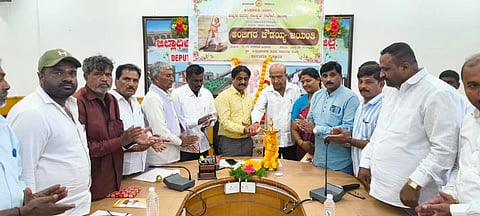 ಮಂಡ್ಯ ನಗರದ ಜಿಲ್ಲಾಧಿಕಾರಿ ಕಚೇರಿ ಸಭಾಂಗಣದಲ್ಲಿ ಆಯೋಜಿಸಿದ್ದ ಅಂಬಿಗರ ಚೌಡಯ್ಯ ಜಯಂತಿಯನ್ನು ಅಪರ ಜಿಲ್ಲಾಧಿಕಾರಿ ಬಿ.ಸಿ.ಶಿವಾನಂದಮೂರ್ತಿ ಉದ್ಘಾಟಿಸಿದರು. 