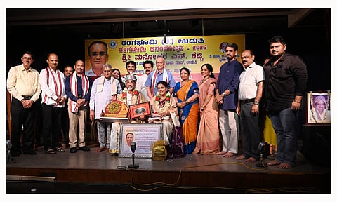 ಉಡುಪಿಯಲ್ಲಿ ನಡೆದ ಆನಂದೋತ್ಸವ ಸಮಾರೋಪದಲ್ಲಿ ಮನೋಹರ್​ ಎಸ್​. ಶೆಟ್ಟಿ ಅವರಿಗೆ 'ತಲ್ಲೂರ್ಸ್​ ಸಂಸ್ಕೃತಿ ಸಾಧಕ' ಪ್ರಶಸ್ತಿ ನೀಡಲಾಯಿತು. ಅನುರಾಧಾ ಶೆಟ್ಟಿ, ಡಾ. ಎಚ್​.ಎಸ್​. ಬಲ್ಲಾಳ್​, ಡಾ. ತಲ್ಲೂರು ಶಿವರಾಂ ಶೆಟ್ಟಿ, ಡಾ. ಸುಧಾಕರ್​ ಶೆಟ್ಟಿ, ಗಿರಿಜಾ ಶೆಟ್ಟಿ, ಶಿವಪ್ರಸಾದ್​ ಎಸ್​. ಶೆಟ್ಟಿ, ಗೋಪಾಲ್​ ಗಾಣಿಗ,  ಭಾಸ್ಕರ ರಾವ್​ ಕಿದಿಯೂರು, ಎನ್​.ಆರ್​. ಬಲ್ಲಾಳ್​, ಪ್ರದೀಪ್​ ಚಂದ್ರ ಕುತ್ಪಾಡಿ, ಶ್ರೀಪಾದ ಭಟ್ ಇದ್ದರು.