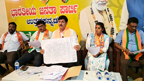 ಆಸ್ಪತ್ರೆ (Hospital) ಕುರಿತ ದಾಖಲೆಗಳನ್ನು ಅನಂತಮೂರ್ತಿ ಹೆಗಡೆ ಪ್ರದರ್ಶಿಸಿದರು. ಉಷಾ ಹೆಗಡೆ, ಆನಂದ ಸಾಲೇರ, ರಮೇಶ ನಾಯ್ಕ ಇತರರಿದ್ದರು.