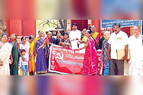 ಲಿಂಗಸುಗೂರಿನಲ್ಲಿ ಸಹಾಯಕ ಆಯುಕ್ತ ಬಸವಣೆಪ್ಪ ಕಲಶೆಟ್ಟಿಗೆ ರಾಜ್ಯ ನಿವೃತ್ತ ಅಂಗನವಾಡಿ ನೌಕರರ ಸಂಘ ಮನವಿ ಸಲ್ಲಿಸಿತು. ಸಂಘದ ಅಧ್ಯಕ್ಷೆ ಮಲ್ಲಮ್ಮ ಹೊನ್ನಳ್ಳಿ, ಉಪಾಧ್ಯಕ್ಷೆ ಅನಸೂಯಾ ಮಸ್ಕಿ, ಮುಕ್ತಾಯಮ್ಮ ಸಂತೆಕೆಲ್ಲೂರು, ರಸೂಲ್‌ಬಿ ಇದ್ದರು.