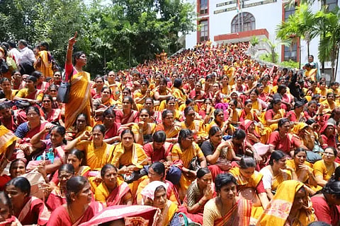 ವಿವಿಧ ಬೇಡಿಕೆಗಳ ಈಡೇರಿಕೆಗೆ ಆಗ್ರಹಿಸಿ ಅಂಗನವಾಡಿ ಕಾರ್ಯಕರ್ತೆಯರು ಮತ್ತು ಸಹಾಯಕಿಯರು ಜಿಲ್ಲಾಧಿಕಾರಿ ಕಚೇರಿ ಎದುರು ಪ್ರತಿಭಟನೆ ನಡೆಸಿದರು. ಬಿ.ಪ್ರೇಮಾ, ಆರ್.ನಾಗರತ್ನ, ಶೀಲಾ, ಜಿ.ರತ್ನಾ, ಯಶೋಧಾ, ಇಂದಿರಾ ಇದ್ದರು.