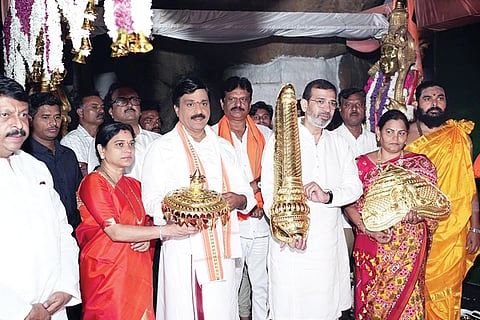 ಗಂಗಾವತಿ ತಾಲೂಕಿನ ಹನುಮನಹಳ್ಳಿ ಬಳಿಯ ಐತಿಹಾಸಿಕ ಪ್ರಸಿದ್ಧ ಅಂಜನಾದ್ರಿ ಬೆಟ್ಟದ ದೇವಾಲಯದ ಮೂರ್ತಿಗೆ ಸಿದ್ಧಪಡಿಸಿರುವ ಚಿನ್ನದ ಆಭರಣಗಳೊಂದಿಗೆ ಬೆಟ್ಟ ಹತ್ತಿದ ಎಎಂಆರ್ ಗ್ರೂಪ್ ಮಾಲೀಕ ಡಾ.ಎ. ಮಹೇಶರೆಡ್ಡಿ ಮತ್ತು ಕುಟುಂಬ ಸದಸ್ಯರು, ಶಾಸಕ ಗಾಲಿ ಜನಾರ್ದನರೆಡ್ಡಿ, ಪತ್ನಿ ಲಕ್ಷ್ಮಿ ಅರುಣಾ ಇತರರು.