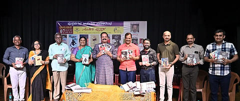 ನಗರದ ಸುಚಿತ್ರಾ ಸಭಾಂಗಣದಲ್ಲಿ ಅಂಕಿತ ಪುಸ್ತಕ ಪ್ರಕಾಶನ ಹಮ್ಮಿಕೊಂಡಿದ್ದ ಕಾರ್ಯಕ್ರಮದಲ್ಲಿ 6 ಪುಸ್ತಕಗಳನ್ನು ನಟ, ನಾಟಕಕಾರ ಶ್ರೀನಿವಾಸ ಪ್ರಭು ಬಿಡುಗಡೆಗೊಳಿಸಿದರು. ಸಾಹಿತಿ ಎಚ್​.ಎಸ್​. ಸತ್ಯನಾರಾಯಣ, ಕಥೆಗಾರ ವಿಕಾಸ ನೇಗಿಲೋಣಿ, ಲೇಖಕ ಶರತ್​ ಭಟ್​ ಸೇರಾಜೆ ಮತ್ತಿತರರಿದ್ದರು. 