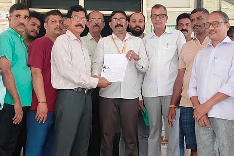 ಅಂಕೋಲಾ ಬಾಸಗೋಡ ನಡುಬೇಣ ಗೋಮಾಳಜಾಗ ರಕ್ಷಿಸುವಂತೆ ಒತ್ತಾಯಿಸಿ ಶಿರಸ್ತೇದಾರ್ ಗಿರೀಶ ಜಾಂಬಳೇಕರ ಅವರಿಗೆ ಮಂಗಳವಾರ ಮನವಿ ಸಲ್ಲಿಸಿದರು. 