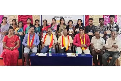 ಅಂಕೋಲಾದ ಕೆಎಲ್‌ಇ ಶಿಕ್ಷಣ ಮಹಾವಿದ್ಯಾಲಯದಲ್ಲಿ ಬುಧವಾರ ಆಯೋಜಿಸಿದ್ದ ಪ್ರಬಂಧ ಸ್ಪರ್ಧೆಯಲ್ಲಿ ವಿಜೇತರಿಗೆ ಬಹುಮಾನ ವಿತರಿಲಾಯಿತು. 