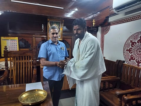 ಕೊಲ್ಲೂರು ಶ್ರೀ ಮೂಕಾಂಬಿಕಾ ದೇವಳಕ್ಕೆ ಭೇಟಿ ನೀಡಿದ ಕೆ.ಅಣ್ಣಾಮಲೈ ಅವರನ್ನು ದೇಗುಲದ ಆಡಳಿತ ಮಂಡಳಿಯ ಇಒ ಸ್ವಾಗತಿಸಿದರು.