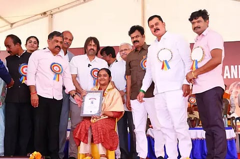 ಆನೇಕಲ್​ ತಾಲೂಕು ಖಾಸಗಿ ಶಾಲೆಗಳ ಒಕ್ಕೂಟದಿಂದ ಅತ್ತಿಬೆಲೆಯಲ್ಲಿ ಹಮ್ಮಿಕೊಂಡಿದ್ದ ಕಾರ್ಯಕ್ರಮದಲ್ಲಿ ಪ್ರತಿಭಾವಂತ ವಿದ್ಯಾರ್ಥಿಗಳನ್ನು ಪುರಸ್ಕರಿಸಲಾಯಿತು. ಮಧು ಬಂಗಾರಪ್ಪ, ಪುಟ್ಟಣ್ಣ, ರಾಮೋಜಿಗೌಡ, ಶಶಿಕುಮಾರ್​ ಇದ್ದರು. 