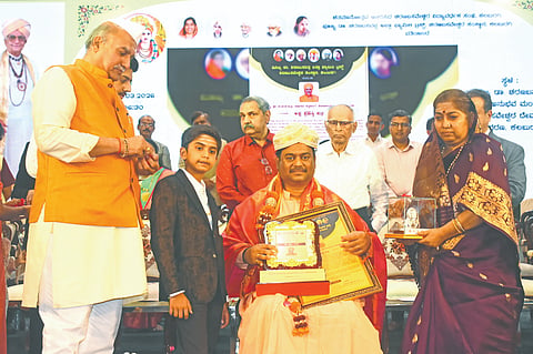 ಕಲಬುರಗಿ ಶರಣಬಸವೇಶ್ವರ ಸಂಸ್ಥಾನದಲ್ಲಿ ಶುಕ್ರವಾರ ಆಯೋಜಿಸಿದ್ದ ಸಮಾರಂಭದಲ್ಲಿ ಸುಕ್ಷೇತ್ರ ಮುಗಳನಾಗಾವಿಯ ಶ್ರೀ ಅಭಿನವ ಸಿದ್ದಲಿಂಗ ಶಿವಾಚಾರ್ಯರಿಗೆ ಅಪ್ಪ ಪ್ರಶಸ್ತಿ ಪ್ರದಾನ ಮಾಡಲಾಯಿತು. ಶ್ರೀ ದೊಡ್ಡಪ್ಪ ಅಪ್ಪ, ಮಾತೋಶ್ರೀ ಡಾ.ದಾಕ್ಷಾಯಿಣಿ ಅಪ್ಪ, ಬಸವರಾಜ ದೇಶಮುಖ, ಡಾ.ನಿರಂಜನ್​ ನಿಷ್ಠಿ ಇತರರಿದ್ದರು.  ಚಿತ್ರ: ಡಾ.ವಿಕ್ರಮ/ ಕಲಬುರಗಿ ಶರಣಬಸವೇಶ್ವರ ಸಂಸ್ಥಾನದಿಂದ ಖ್ಯಾತ ವೈದ್ಯರಾದ ಡಾ.ವೀಣಾ ಮತ್ತು ಡಾ.ವಿಕ್ರಮ ಸಿದ್ದಾರೆಡ್ಡಿ ಅವರಿಗೆ ಶರಣ ವೈದ್ಯ ಸೇವಾರತ್ನ ಪ್ರಶಸ್ತಿ ಪ್ರದಾನ ಮಾಡಲಾಯಿತು.