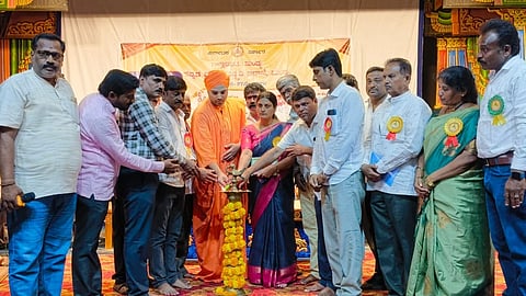 ಮಂಡ್ಯದಲ್ಲಿ ಆಯೋಜಿಸಿದ್ದ ಶಿವಶರಣ ಹಡಪದ ಅಪ್ಪಣ್ಣ ಜಯಂತ್ಯುತ್ಸವವನ್ನು ಬೇಬಿಬೆಟ್ಟದ ರಾಮಯೋಗಿಶ್ವರ ಮಠದ ಶಿವಬಸವ ಸ್ವಾಮೀಜಿ ಉದ್ಘಾಟಿಸಿದರು.