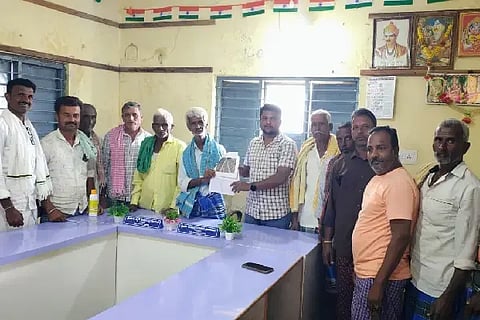ರಟ್ಟಿಹಳ್ಳಿ ತಾಲೂಕಿನ ಅಂಗರಗಟ್ಟಿ ಗ್ರಾಮಸ್ಥರು (Land roads) ತಡಕನಹಳ್ಳಿ ಗ್ರಾಪಂ ಪಿಡಿಒ ಯೋಗೀಶ ಕತ್ತಗಿ ಅವರಿಗೆ ಮನವಿ ಸಲ್ಲಿಸಿದರು. ಚಿದಾನಂದ ಅಂಗರಗಟ್ಟಿ, ಶಿವಾನಂದಪ್ಪ ನಾಗವಂದ, ಪರಮೇಶಪ್ಪ ಬೆಳಗುತ್ತಿ, ಹೊಳಗೌಡ ಬೆಳ್ಳೂರು, ಚನ್ನಪ್ಪ ಯಾಲಕ್ಕಿ ಇತರರು ಇದ್ದರು. 