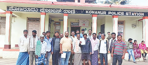 ಅರಕಲಗೂಡು ತಾಲೂಕು ಲಕ್ಕೂರು ಗ್ರಾಮಸ್ಥರು ಶುಕ್ರವಾರ ಕೊಣನೂರು ಪೊಲೀಸ್ ಠಾಣೆಗೆ ಭೇಟಿ ನೀಡಿ ಮದ್ಯ ಅಕ್ರಮ ಮಾರಾಟ ತಡೆಗಟ್ಟುವಂತೆ ಆಗ್ರಹಿಸಿ ಮನವಿ ಸಲ್ಲಿಸಿದರು.