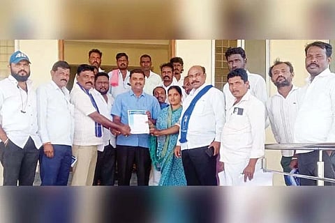 ಅರಕೇರಾ ತಹಸೀಲ್ದಾರ್ ಅಮರೇಶ ಬಿರಾದರ್‌ಗೆ ಕರ್ನಾಟಕ ದಲಿತ ಸಂಘರ್ಷ ಸಮಿತಿ ಮನವಿ ಸಲ್ಲಿಸಿತು. ಸಮಿತಿ ರಾಜ್ಯ ಸಂಚಾಲಕ ಹನುಮಂತಪ್ಪ ಕಾಕರಗಲ್, ತಾಲೂಕು ಸಂಚಾಲಕ ಶಿವಪ್ಪ ಪಲಕನಮರಡಿ, ಪ್ರಮುಖರಾದ ಶಿವರಾಜ ಕೋರಿ, ನಾಗರಾಜ ದೇವರಮನಿ, ರವಿಕುಮಾರ್ ಚನ್ನಮ್ಮ ಶಿವಪ್ಪ ಕ್ಯಾದಿಗ್ಗೇರಾ, ಸಲೀಂಸಾಬ್, ಆಂಜನೇಯ ಬೇರಿ ಇತರರಿದ್ದರು.