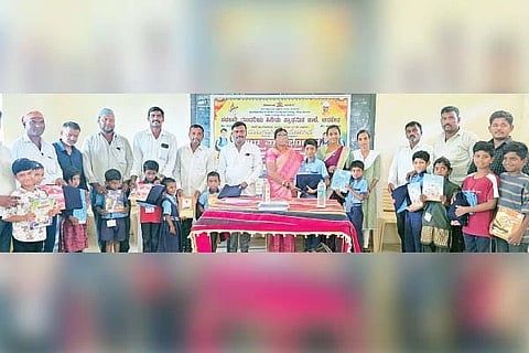 ಅರಕೇರಾದ ಸರ್ಕಾರಿ ಮಾಹಿಪ್ರಾ ಶಾಲೆಯಲ್ಲಿ ಸೋಮವಾರ ವಿದ್ಯಾರ್ಥಿಗಳಿಗೆ ಉಚಿತ ಪಠ್ಯಪುಸ್ತಕ ವಿತರಿಸಲಾಯಿತು. ಎಸ್ಡಿಎಂಸಿ ಅಧ್ಯಕ್ಷ ಮಾನಸಯ್ಯ ಪೂಜಾರಿ, ಸಿಆರ್‌ಪಿ ಬಸವರಾಜ, ಸಿಆರ್‌ಪಿ ಬಸವರಾಜ, ಮುಖ್ಯಶಿಕ್ಷಕಿ ಯಲ್ಲಮ್ಮ, ಸಹಶಿಕ್ಷಕ ಲಕ್ಷ್ಮಣ ಇತರರಿದ್ದರು. ’