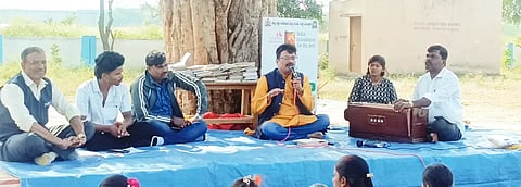 drama camp ಹುಬ್ಬಳ್ಳಿ ತಾಲೂಕಿನ ಕಿರೇಸೂರ ಅರಳೀಕಟ್ಟೆ ತೆರೆದ ವಾಚನಾಲಯದಲ್ಲಿ ಏರ್ಪಡಿಸಿದ್ದ ನೃತ್ಯ, ನಾಟಕ ಶಿಬಿರದಲ್ಲಿ ಪಾಲ್ಗೊಂಡ ಕಲಾವಿದರು, ಮಕ್ಕಳು.