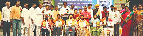 ಕಲಬುರಗಿಯಲ್ಲಿ ಜಿಲ್ಲಾಡಳಿತದಿಂದ ಗುರುವಾರ ಆಯೋಜಿಸಿದ್ದ ಡಿ.ದೇವರಾಜ ಅರಸು ಜಯಂತ್ಯುತ್ಸವದಲ್ಲಿ ಪ್ರತಿಭಾವಂತ ವಿದ್ಯಾರ್ಥಿಗಳನ್ನು ಸತ್ಕರಿಸಲಾಯಿತು. ಚಂದ್ರಿಕಾ ಪರಮೇಶ್ವರ್​, ಎಡಿಸಿ ರಾಯಪ್ಪ ಹುಣಸಗಿ, ಪ್ರೊ.ದಯಾನಂದ ಅಗಸರ, ಮಹಾಂತೇಶ ಕೌಲಗಿ, ಡಾ.ಚಿ.ಸಿ.ನಿಂಗಣ್ಣ, ಜೆ.ವಿನೋದಕುಮಾರ, ಅಶೋಕ ಡೈಮಂಡ್​ ಇತರರಿದ್ದರು.